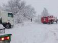 Трагедія на дорозі: На Одещині породілля з дитиною опинились у сніговій пастці