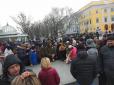 Хіти тижня. Охочих постояти за 1000 грн. знайшлося багато: В Одесі ''розвели'' учасників проплаченого мітингу (фото)