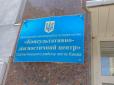 Сидячий труп прикрили простирадлом: Киянка померла в черзі не дочекавшись прийому лікаря (фото 12+)