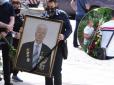 З архіву ПУ. Довго гадали та виряджали... Вінок від Зеленського на похорон батька Петра Порошенка  привезли через чотири години після закінчення траурної церемонії на кладовищі