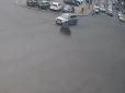 З архіву ПУ. Хлопець пролетів кілька метрів: У Києві водій мопеда потрапив в жорстку ДТП. Відео інциденту