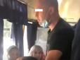 З архіву ПУ. У Дніпрі з чоловіком, який побив у маршрутці дівчину, провели 