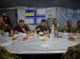 З архіву ПУ. Військові були без тарілок і тільки дивилися: Як Зеленський з Єрмаком солдатську кашу їли (фото)
