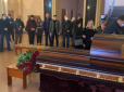 Резонанс тижня. Законна дружина такого не стерпіла. На прощання з Антоном Поляковим прийшла його коханка, виник скандал (фото)