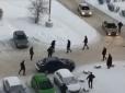 90-ті роки повернулись? У Росії бізнесмени влаштували посеред вулиці стрілянину (відео)