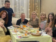 Четверо на фото - загинули під завалами:  Сусіди багатоповерхівки в Дніпрі показали, як разом зустрічали Новий рік - ніхто не чекав такого горя