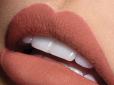 Не робіть так! Помилка у нанесенні помади, яка додає вам років і підкреслює недоліки губ