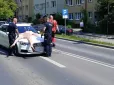 Вистрибнув з третього поверху і кинувся голим на авто жінки: Українець у Польщі влаштував дивне 