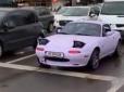 Гарненька раритетна модель: У Чернівцях помітили рожеву автівку Mazda MX-5 (відео)