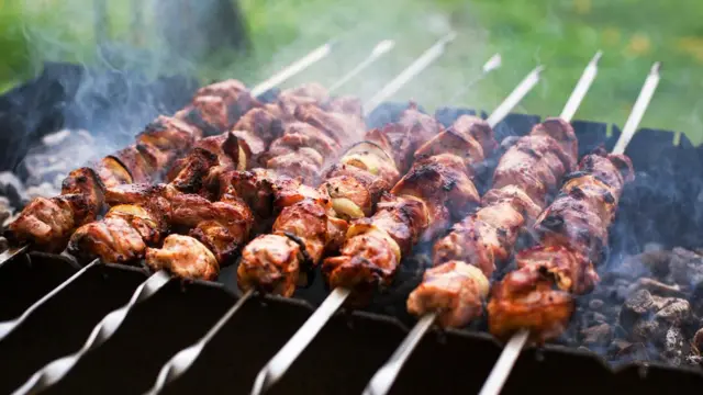 Для чого потрібно сипати сіль на вугілля в процесі смаження шашлику