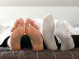 Не можете заснути в спеку? Вчені розкрили простий трюк із шкарпетками, який точно допоможе