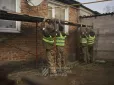 Полонені окупанти відновили оселю матері українських військових на Харківщині (фото, відео)