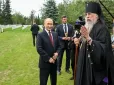 Путін привіз цінну річ із кладовища на Алясці, куди прийшов покласти букет червоних троянд