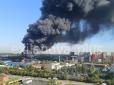 Місцеві чують вибухи: ​У підмосковній Балашисі спалахнула масштабна пожежа на хімзаводі (фото, відео)