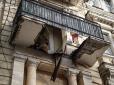Візит до знайомої закінчився трагедією: У центрі Одеси обвалився балкон з двома жінками (фото)