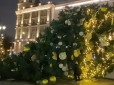 Особливий знак? У Москві впала величезна ялинка (відео)