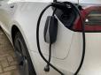 У Києві чоловік заряджав Tesla від домашньої зарядки - у будинку вибило автомати, всі залишилися без світла