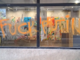 “F*ck Putin” на вітрині: У Парижі невідомі розгромили галерею, де працює ймовірна донька Путіна