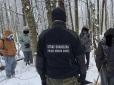На них вже чекав мікроавтобус: У Польщі викрили групу нелегальних мігрантів, яких переправляв... українець (фото, відео)