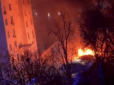 В Києві раптово загорілись автівки просто у дворі (відео)