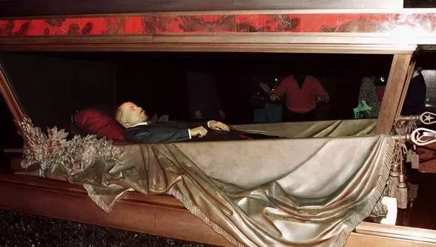 Кинув взуття: У Москві студент напав на саркофаг з Леніним, бо 