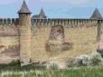 Керманичі заповідника кажуть, що не винуваті: У знаменитої Хотинській фортеці обвалився захисний мур