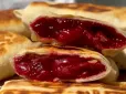 Смакота! Ці пиріжки з вишнею готуються без духовки - простий рецепт хрусткого літнього десерту за 5 хвилин
