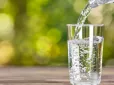Чи можна пити воду під час їжі? Вчені нарешті поставили крапку в цьому міфі