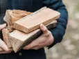 Українцям видають по 9 тис. на дрова: Ось хто може отримати