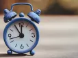 Перехід на зимовий час 2026 року: Ось коли переводять годинники в Україні та чи спатимемо на годину довше
