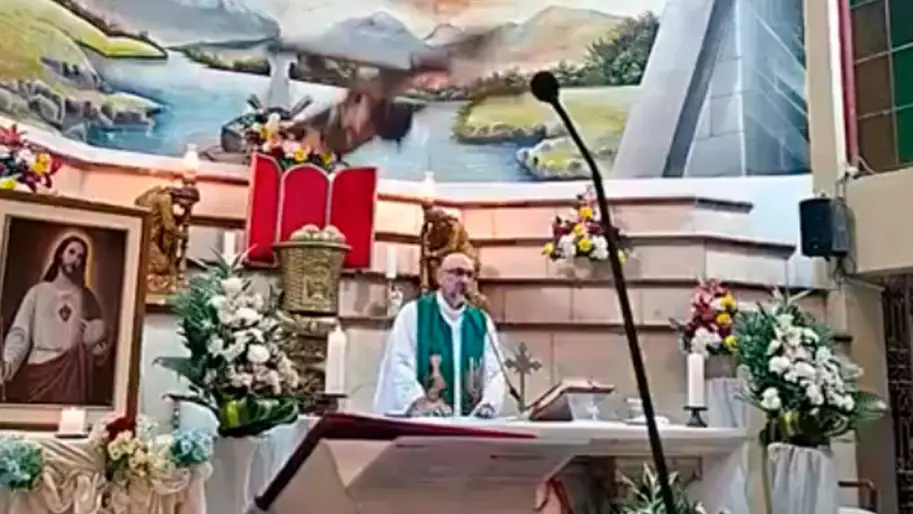 В Еквадорі під час меси в прямому ефірі священник вбило розп'яттям, яке впало: Момент потрапив на відео