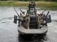 Шестиствольний шквал вогню на воді: ССО показали, як патрулюють акваторію Дніпра на катерах SOC-R (відео)